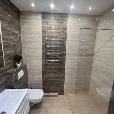 - Dzhordzha Vashynhtona Apartment Lviv