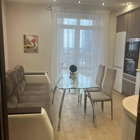 - Dzhordzha Vashynhtona Apartment Lviv