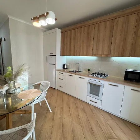 - Dzhordzha Vashynhtona Apartment Lviv