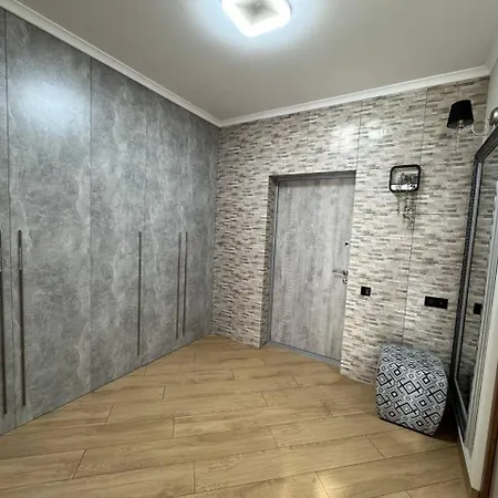 - Dzhordzha Vashynhtona Apartment *