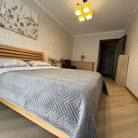 - Dzhordzha Vashynhtona Apartment Lviv
